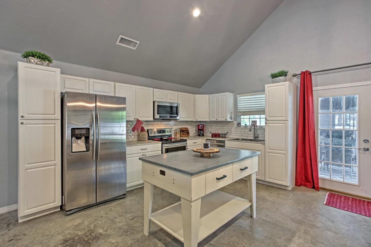 Modern Retreat With Gas Grill - Walk To Lake Texoma! Kingston Екстериор снимка