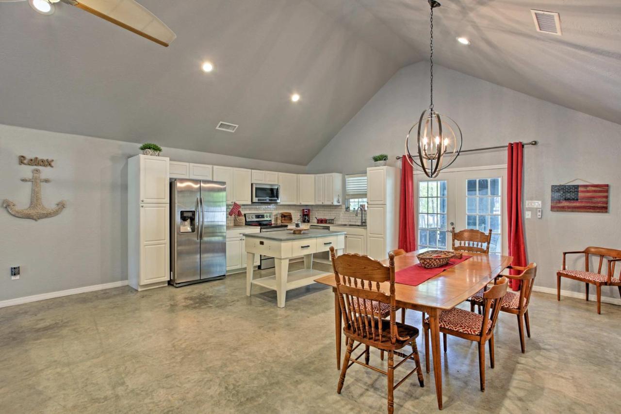 Modern Retreat With Gas Grill - Walk To Lake Texoma! Kingston Екстериор снимка